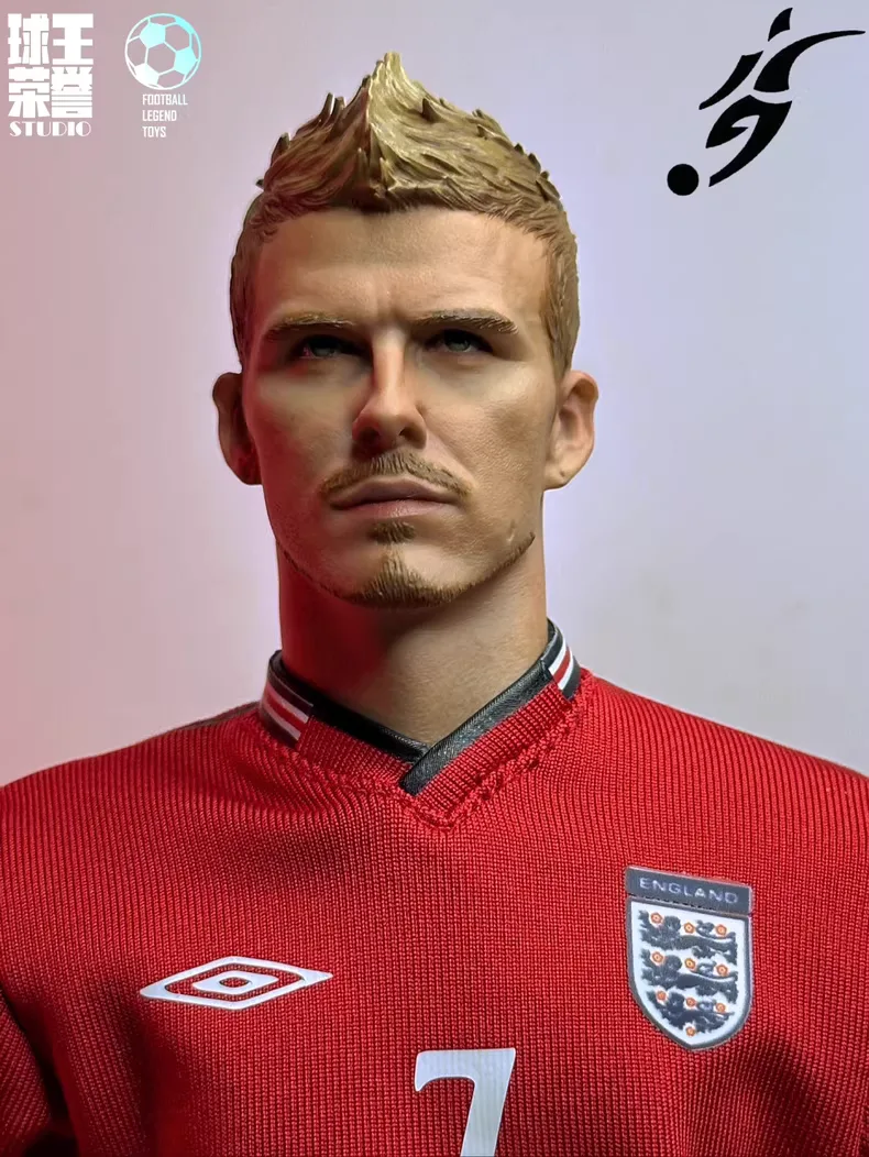 O1CN01P5XRvQ1vJfco2LRFB_4611686018427382520-0-fleamarket.jpg_790x10000Q90.jpg_.webp Custom 1/6 David Beckham Football Figure – England World Cup 2002 Away Kit Legends Edition - Image 1