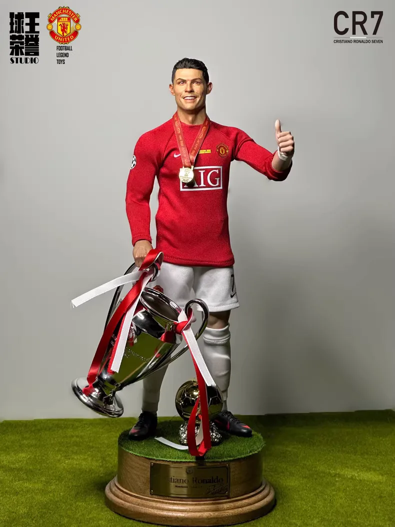 O1CN01ulXchn1vJfXQrRTUC_0-fleamarket.jpg_790x10000Q90.jpg_.webp Custom 1/6 Cristiano Ronaldo Football Figure – Manchester United 2008 Champions League Final Moscow Hair-Transplant Edition - Image 1